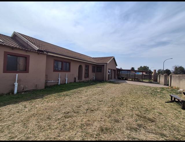 7 BEDROOM HOUSE FOR SALE IN BEDWORTH PARK